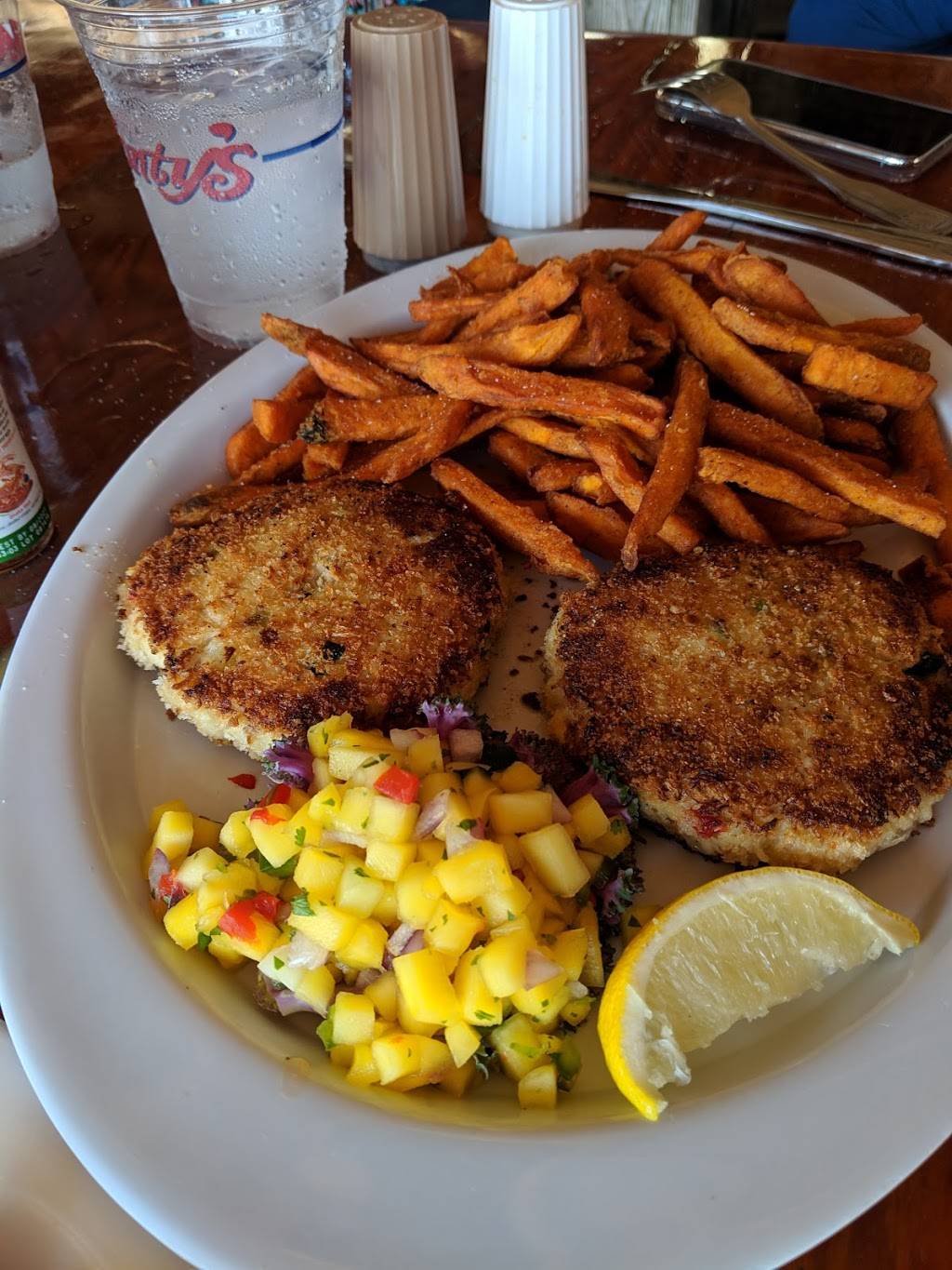 Montys Raw Bar | restaurant | 2550 S Bayshore Dr, Miami, FL 33133, USA | 3058563992 OR +1 305-856-3992