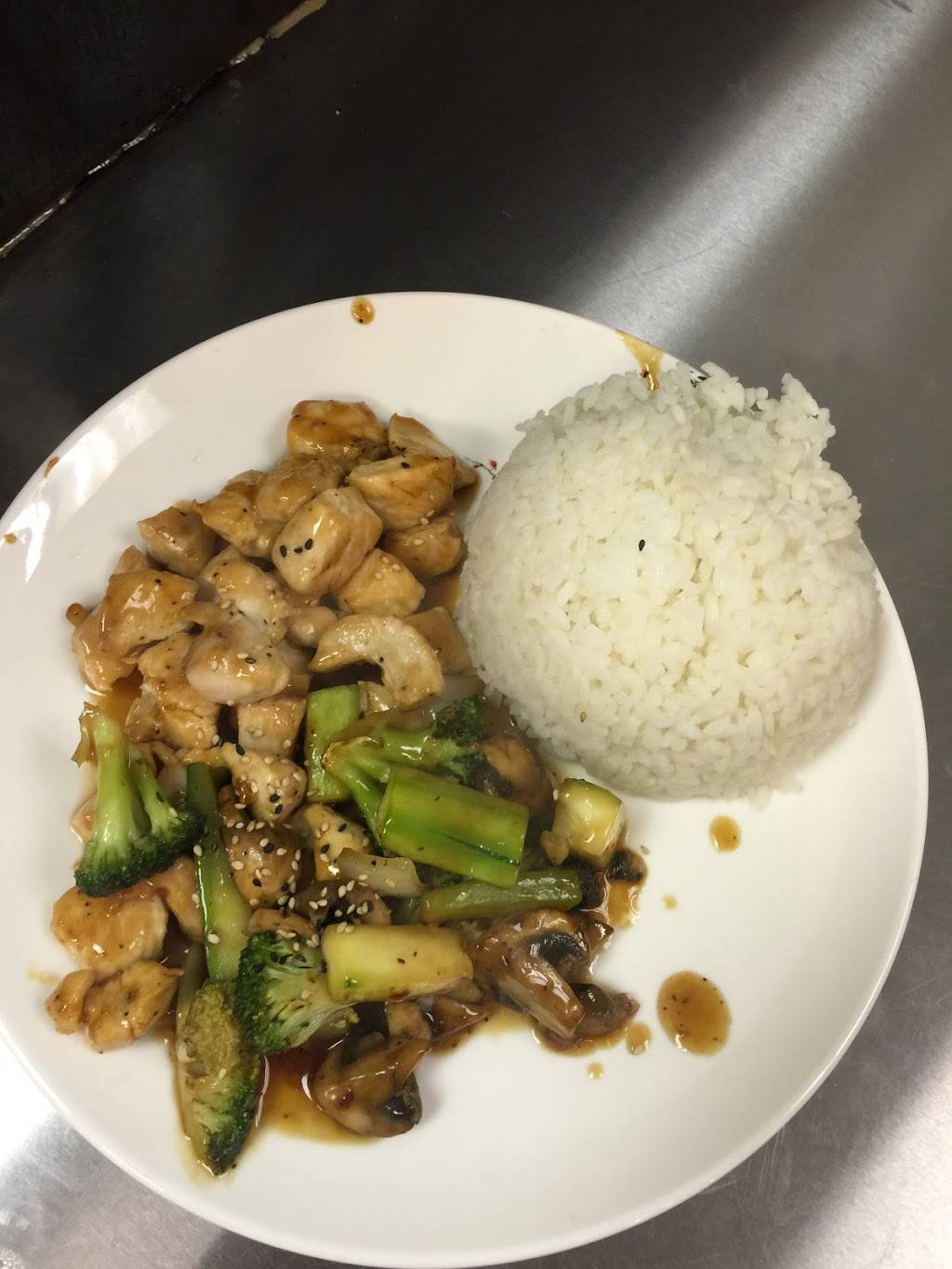 KiKu Japanese Fusion | restaurant | 870 W Market St, Tiffin, OH 44883, USA | 5679386014 OR +1 567-938-6014