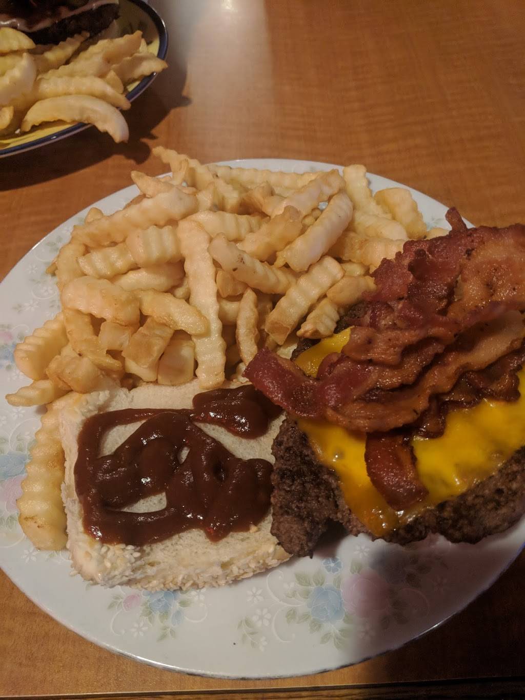 Derlz Restaurant & Pub | restaurant | 425 E Pinner St, Suffolk, VA 23434, USA | 7578091966 OR +1 757-809-1966