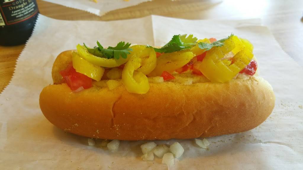 Mad Dogz | restaurant | 3916 W River Dr NE, Comstock Park, MI 49321, USA | 6166479449 OR +1 616-647-9449