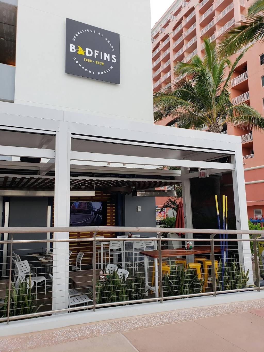 Badfins Food + Brew | restaurant | 215 S Gulfview Blvd, Clearwater, FL 33767, USA | 7274745591 OR +1 727-474-5591
