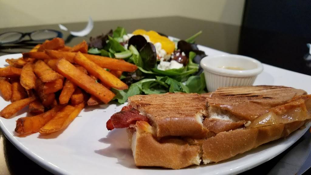 Habana Blues Tapas Restaurant | restaurant | 320 Pearl St, New Albany, IN 47150, USA | 8129449760 OR +1 812-944-9760