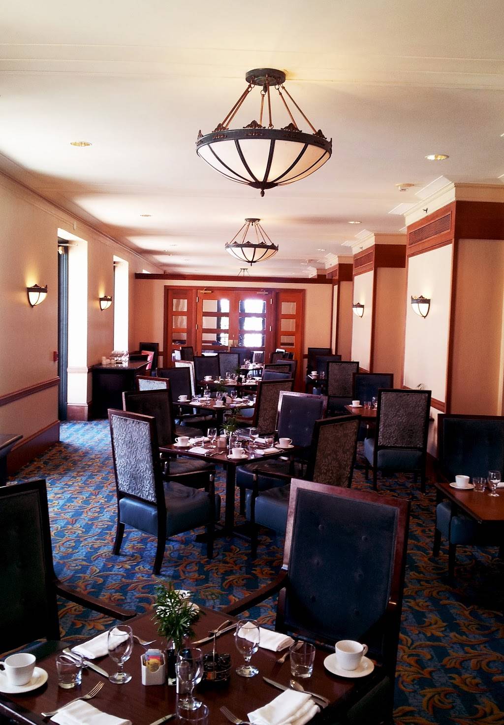 Marchands Bar & Grill | restaurant | 501 5th Ave NE, St. Petersburg, FL 33701, USA | 7278248072 OR +1 727-824-8072