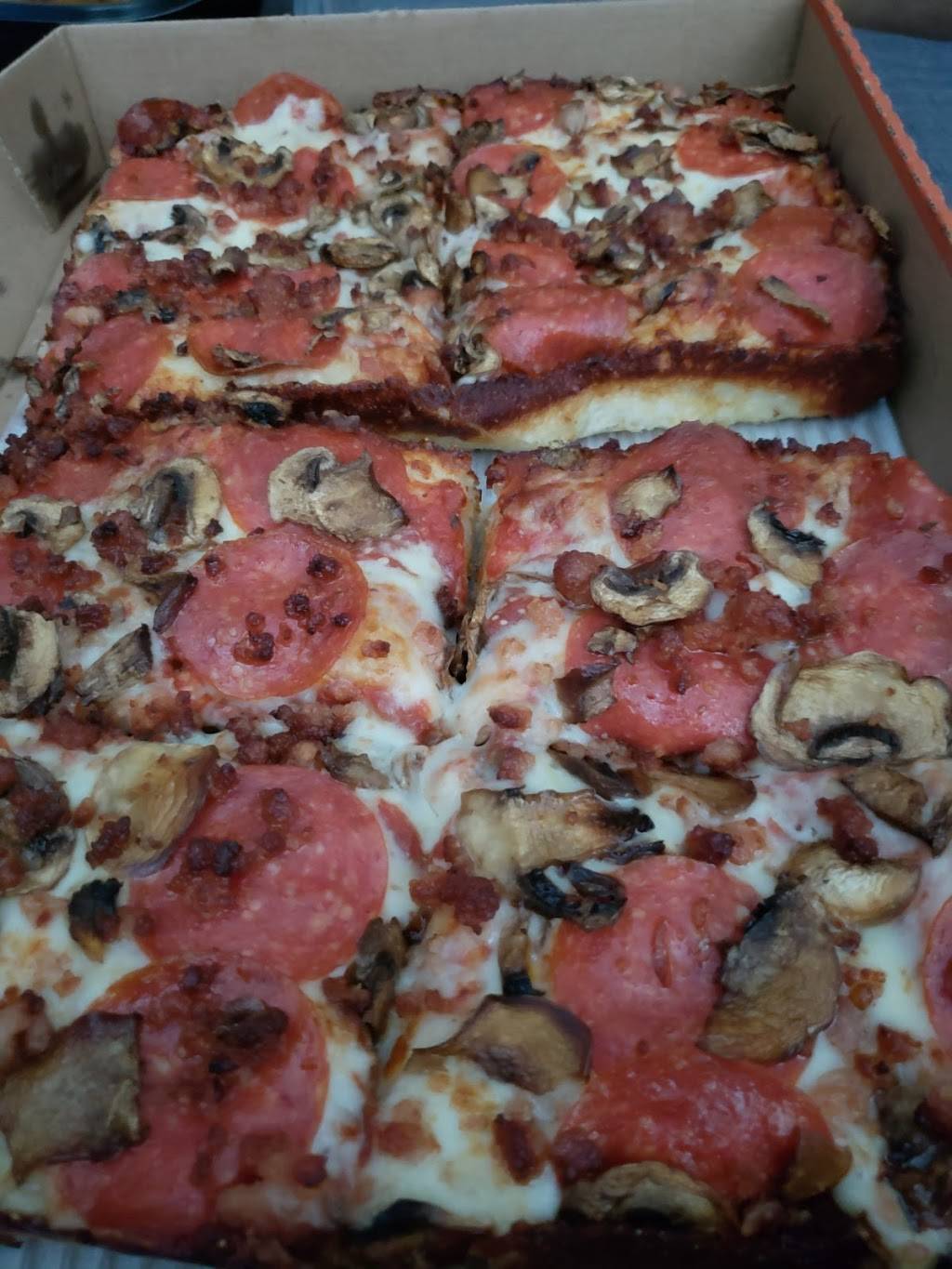 Little Caesars | meal takeaway | 3560 Lake Shore Blvd W, Etobicoke, ON M8W 1N6, Canada | 4162558884 OR +1 416-255-8884