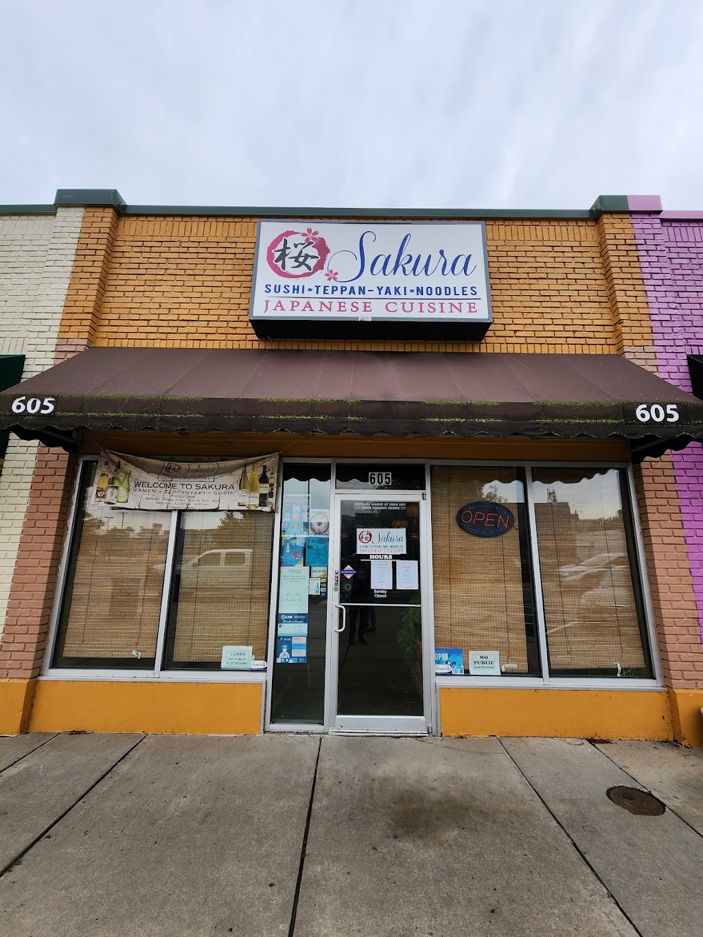 Sakura Japanese Cuisine | restaurant | 605 W Douglas Ave, Wichita, KS 67207, USA | 3169272898 OR +1 316-927-2898