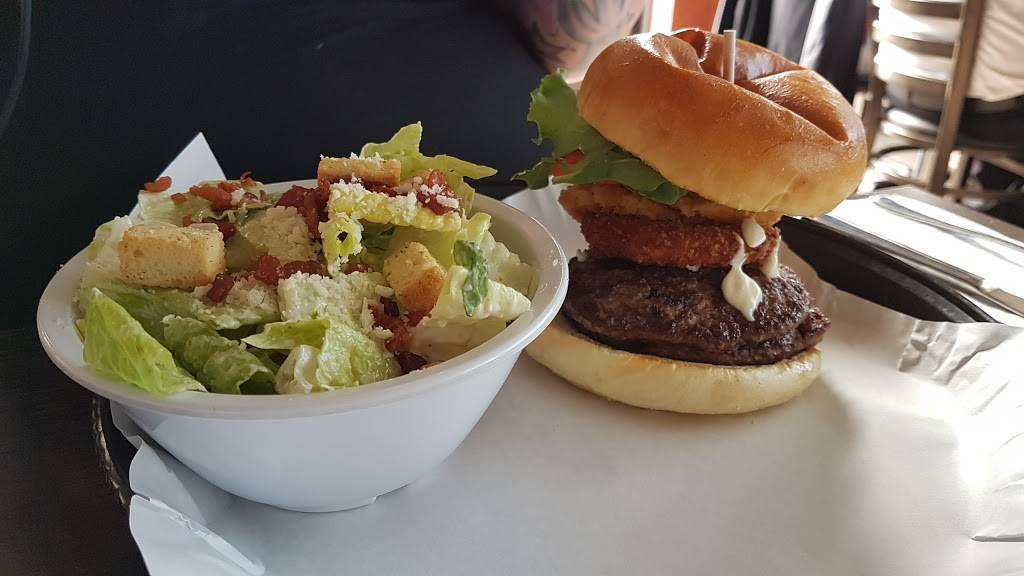 Mamo Burger Bar | restaurant | 13430 Tecumseh Rd E, Tecumseh, ON N8N 3N7, Canada | 5197353999 OR +1 519-735-3999