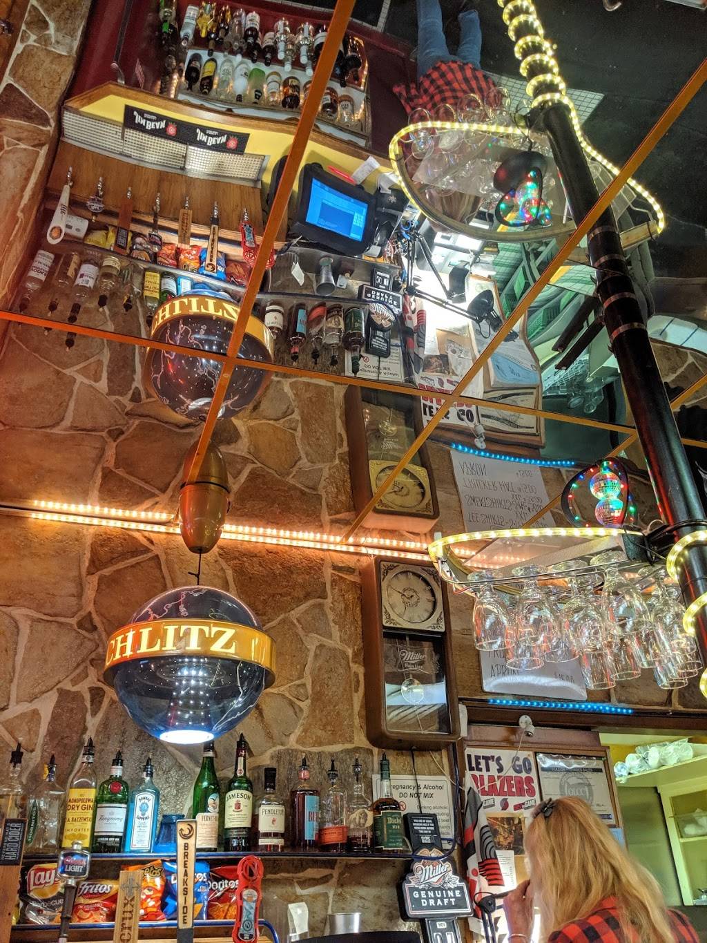 Sloans Tavern | restaurant | 36 N Russell St, Portland, OR 97227, USA | 5032872262 OR +1 503-287-2262