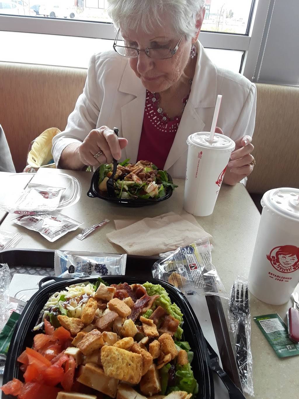 Wendys | restaurant | 13074 Main St, Hesperia, CA 92345, USA | 7602442455 OR +1 760-244-2455