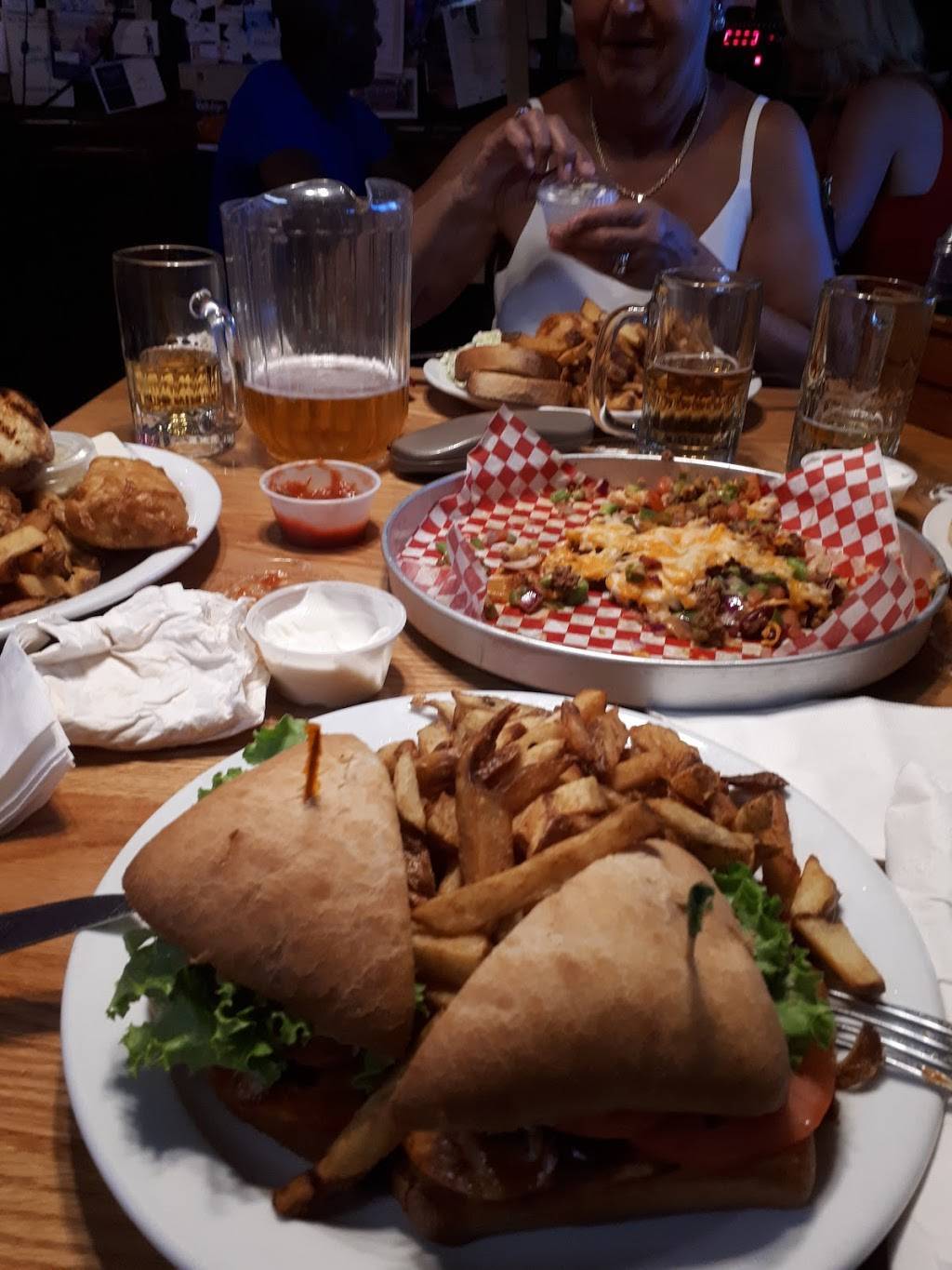 Chuggys | restaurant | 388 Barton St, Stoney Creek, ON L8E 2K9, Canada | 9056625348 OR +1 905-662-5348