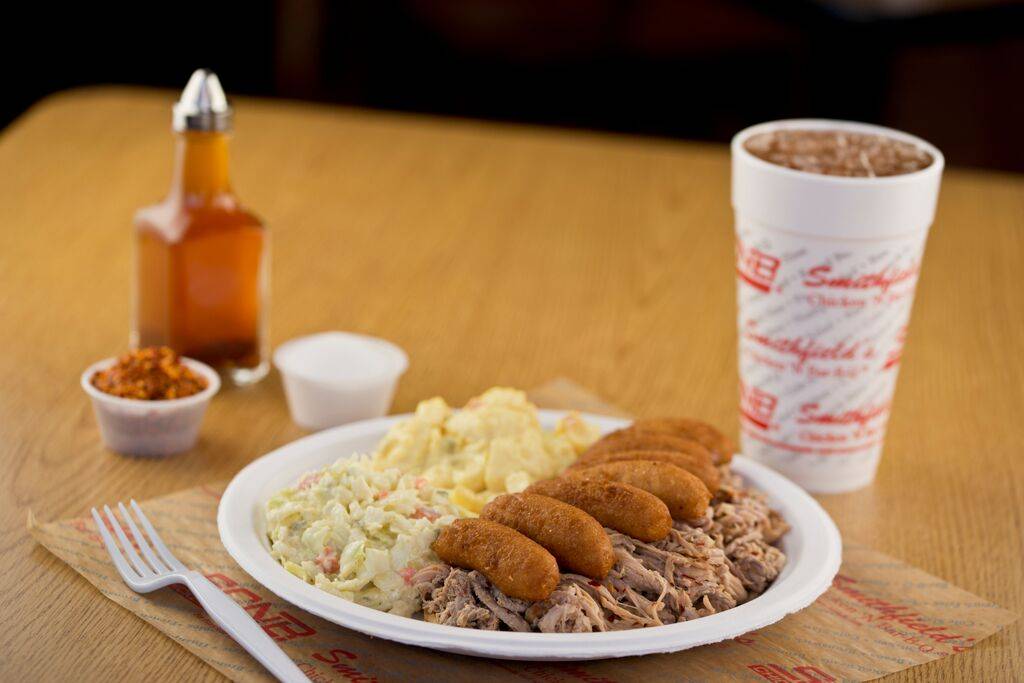 Smithfields Chicken N Bar-B-Q | restaurant | 1440 E Broad St, Fuquay-Varina, NC 27526, USA | 9195572400 OR +1 919-557-2400