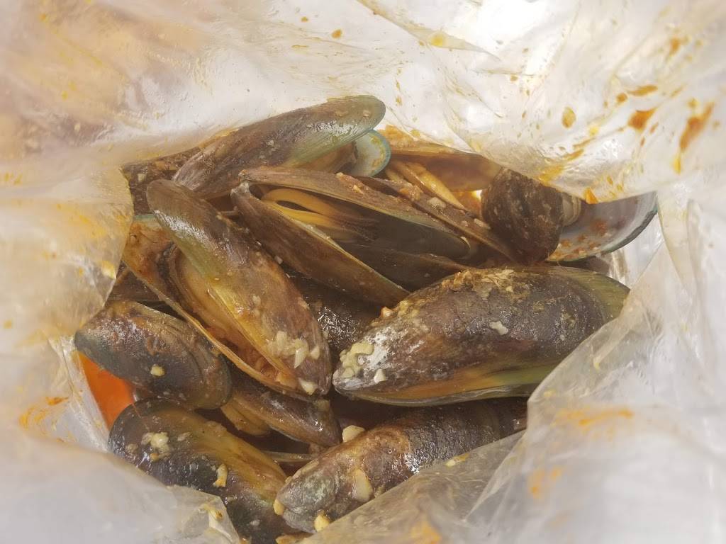 Hooked on Crab | restaurant | 872 Eastlake Pkwy #510, Chula Vista, CA 91915, USA | 6197379117 OR +1 619-737-9117