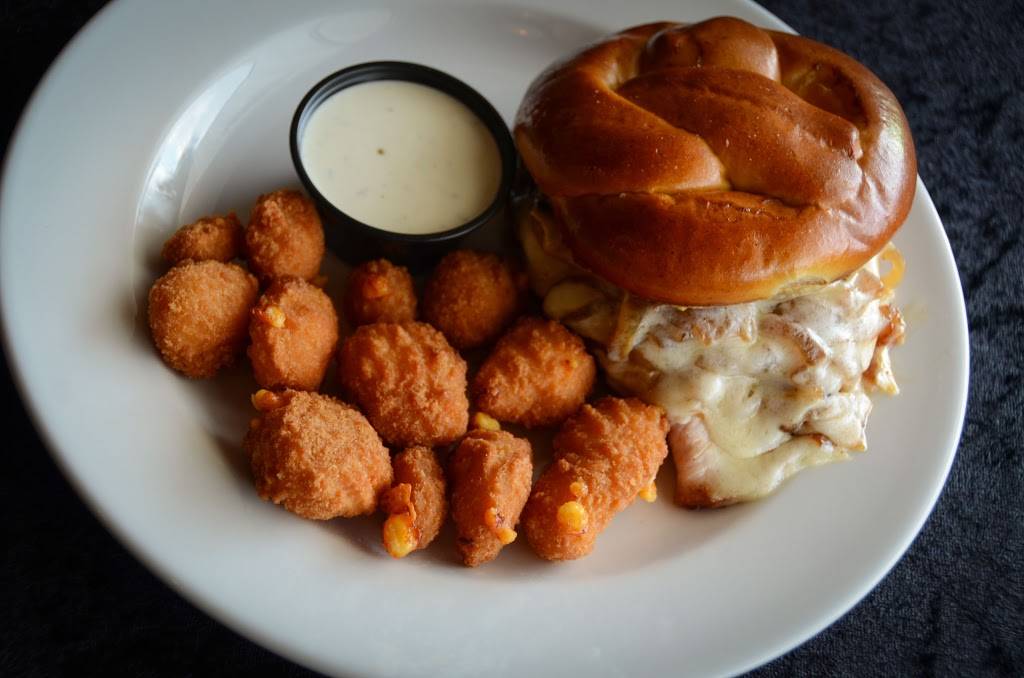 2 Dogs Pub | restaurant | 1705 S 1st Ave, Iowa City, IA 52240, USA | 3193379047 OR +1 319-337-9047