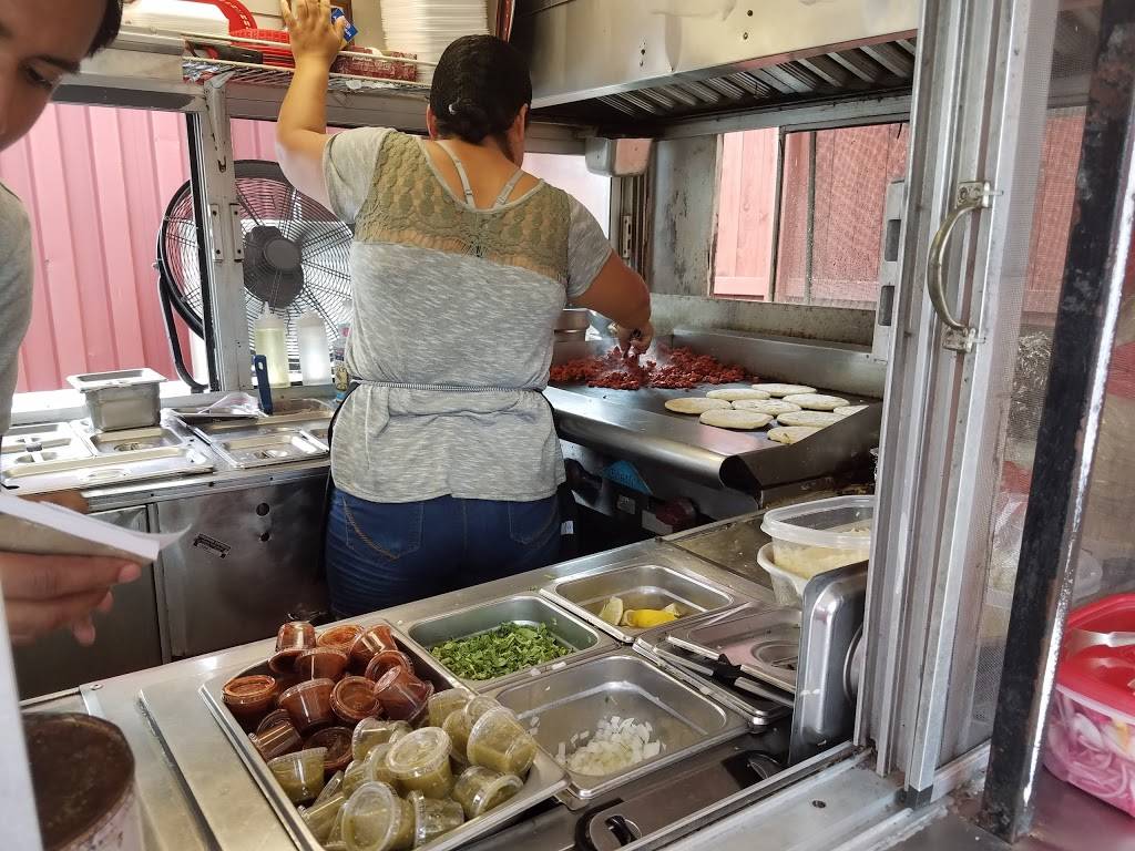 Taqueria los 4 primos | restaurant | 11009 Katy Fwy, Houston, TX 77079, USA | 7138594892 OR +1 713-859-4892