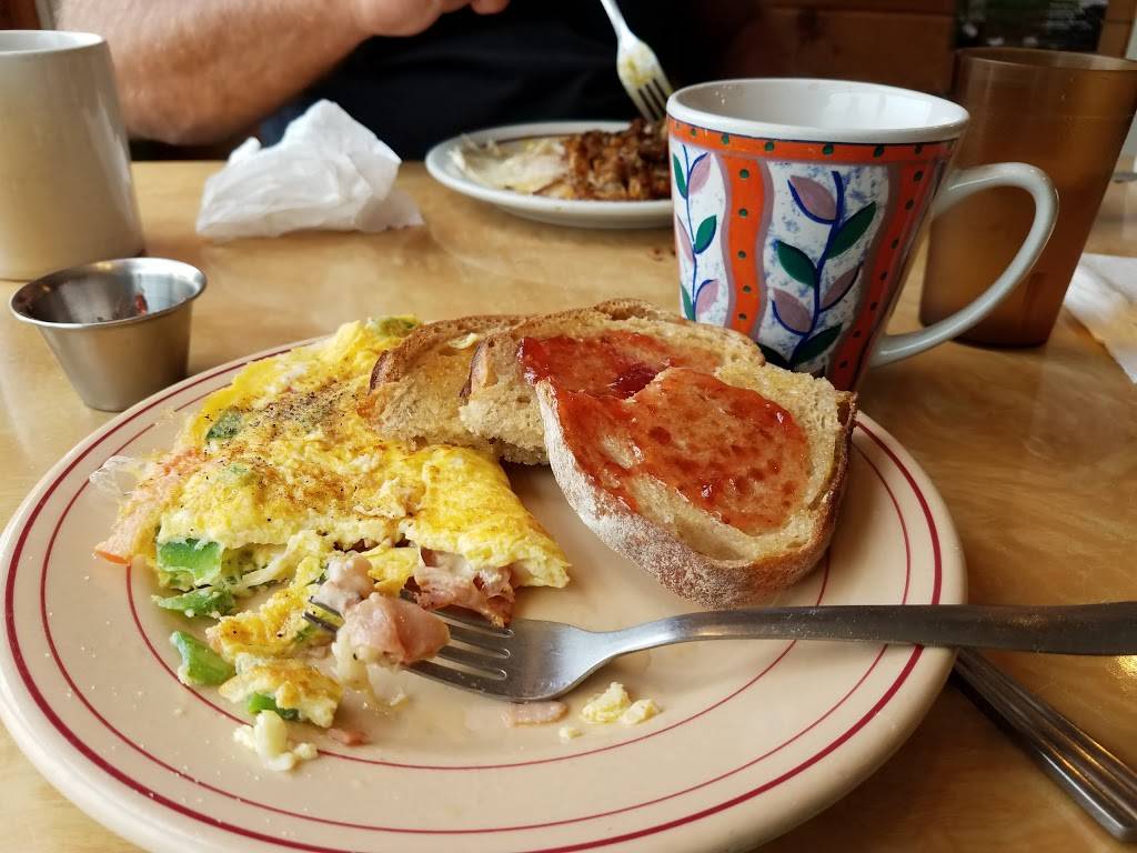 S. Fernalds Country Store | meal takeaway | 50 Main St, Damariscotta, ME 04543, USA | 2075638484 OR +1 207-563-8484