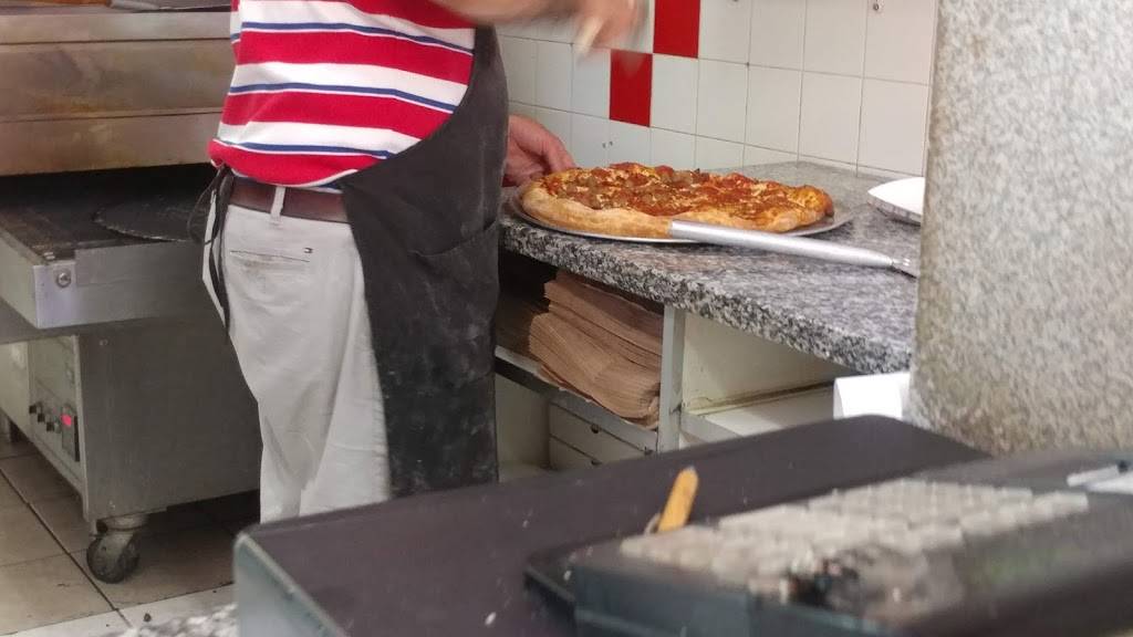 3 for 1 Pizza | restaurant | 3353 The Credit Woodlands, Mississauga, ON L5C 2K1, Canada | 9052757536 OR +1 905-275-7536