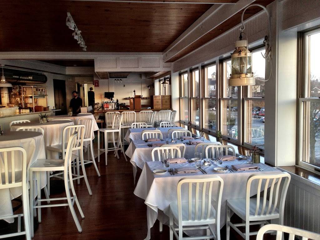 Quicks Hole Tavern | restaurant | 29 Railroad Ave, Woods Hole, MA 02543, USA | 5084950048 OR +1 508-495-0048