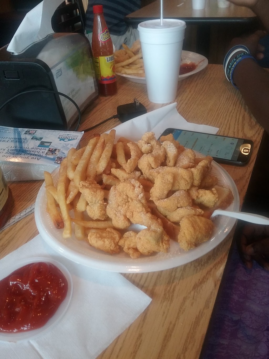 Shark’s Fish & Chicken on 12th and University | restaurant | 5900 W 12th St, Little Rock, AR 72204, USA | 5012803730 OR +1 501-280-3730