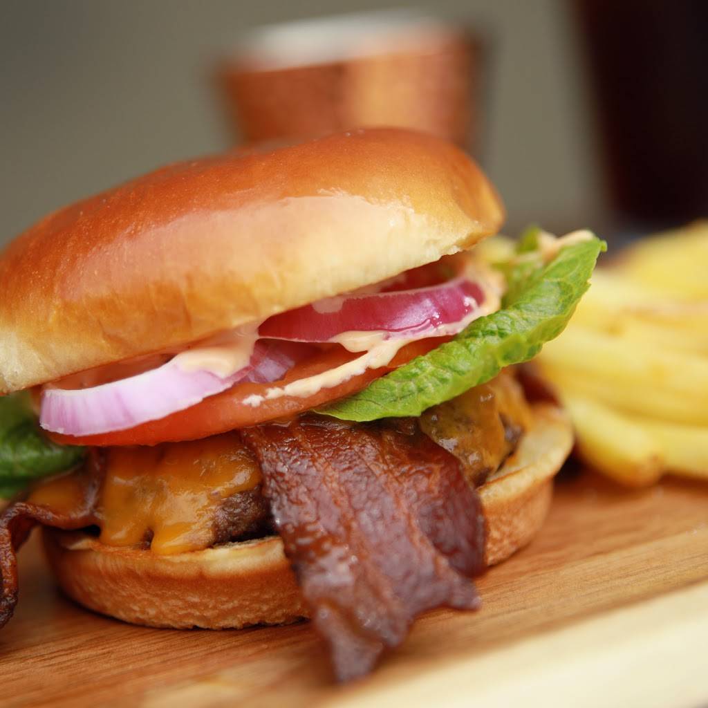 Sideline Social Restaurant + Bar | restaurant | 10700 231st Way NE #100, Redmond, WA 98053, USA | 4257287298 OR +1 425-728-7298