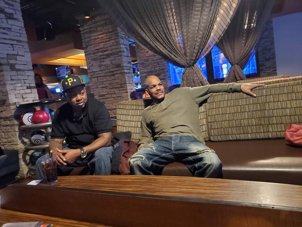 Uptown Alley | restaurant | 6101 Brad McNeer Pkwy, Midlothian, VA 23112, USA | 8047441077 OR +1 804-744-1077