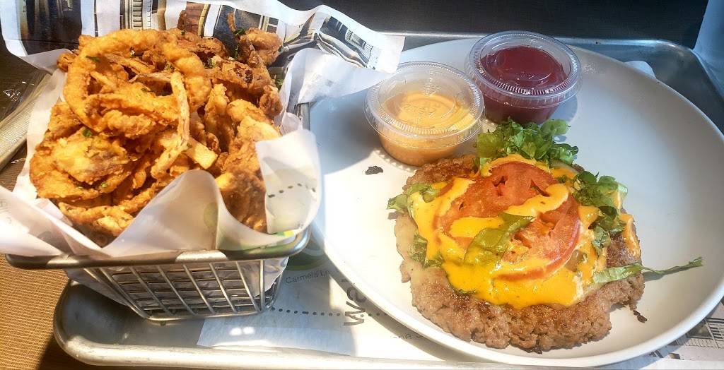 Wahlburgers @ Hy-Vee | restaurant | Wahlburgers @ Hy-Vee, 1403 N Veterans Pkwy, Bloomington, IL 61704, USA | 3096633062 OR +1 309-663-3062