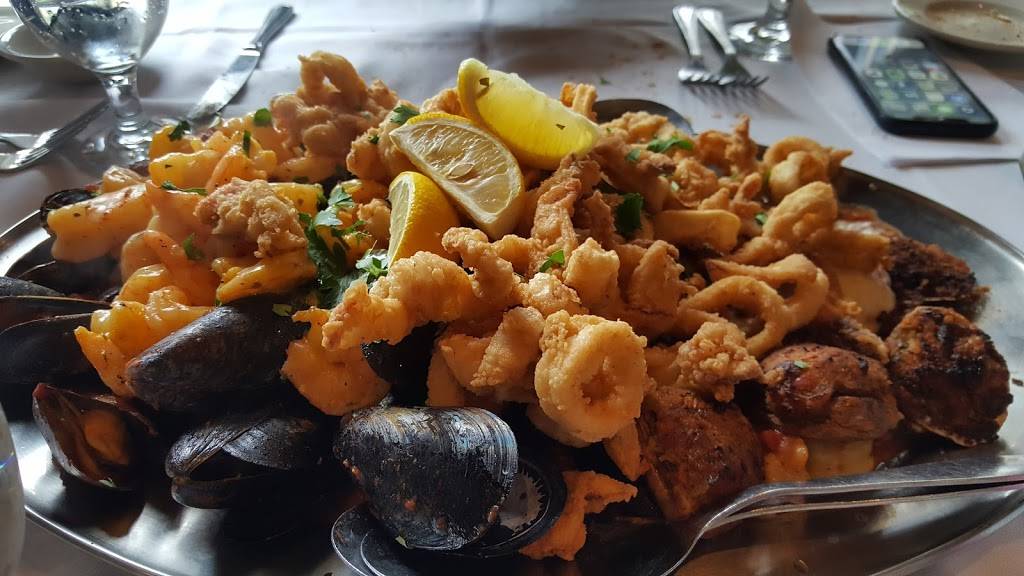 La Famiglia | restaurant | 90 W Main St, Babylon, NY 11702, USA | 6316610101 OR +1 631-661-0101