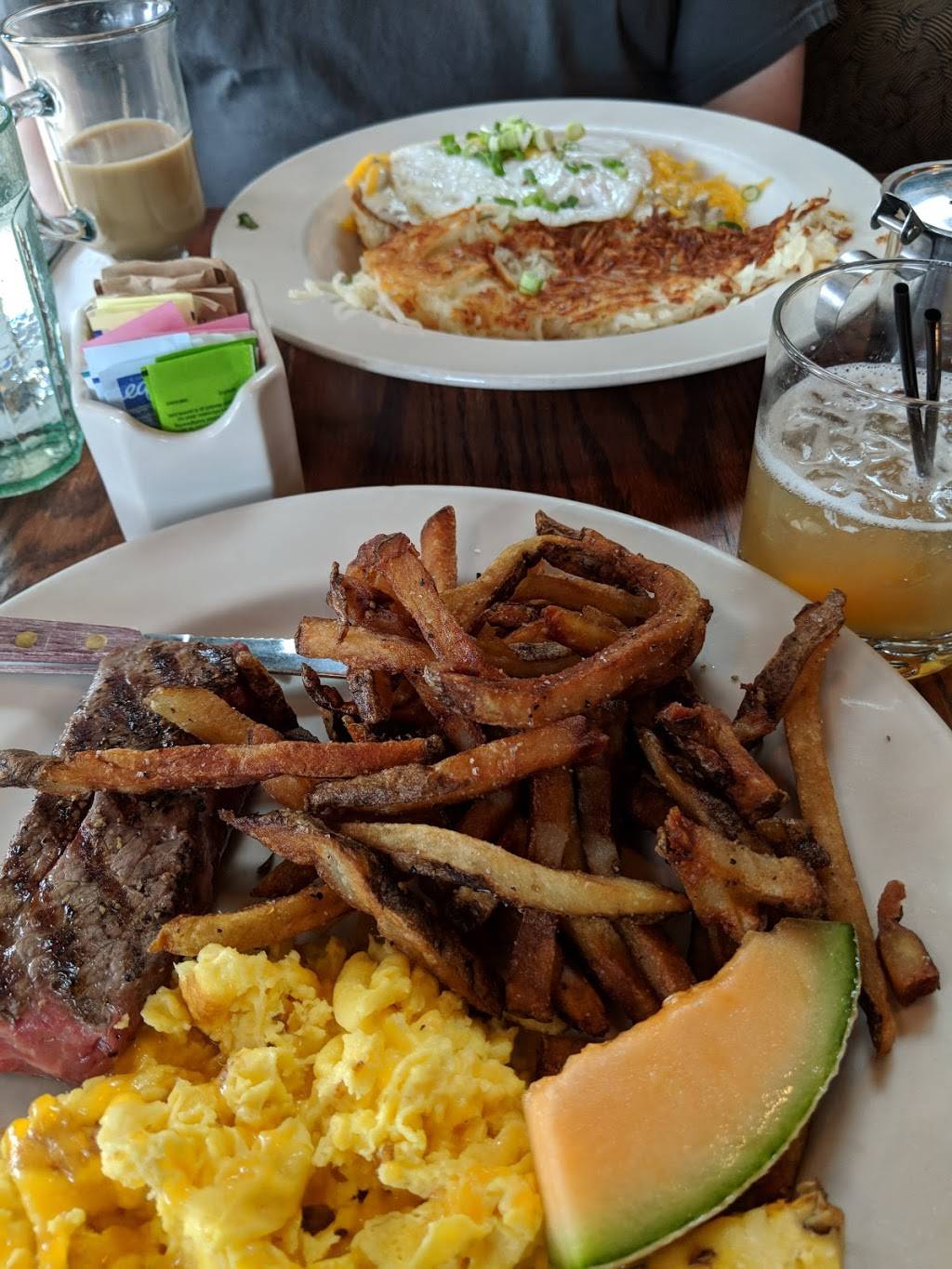 Deluxe Bar & Grill | restaurant | 625 Broadway E, Seattle, WA 98102, USA | 2063249697 OR +1 206-324-9697