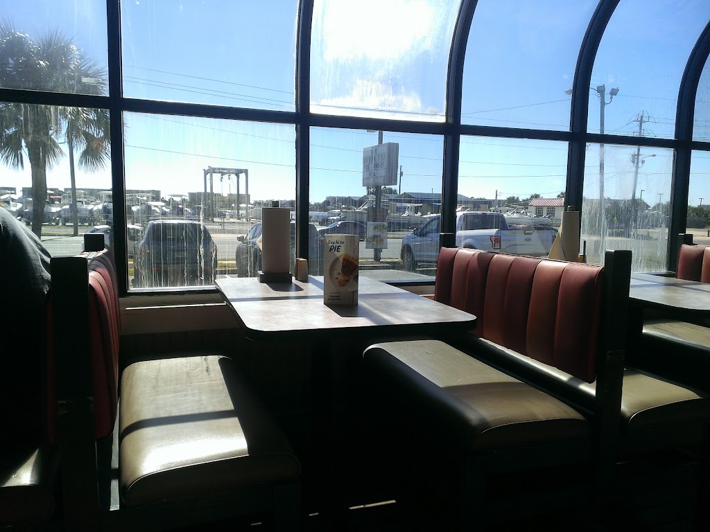 Captain Ds | restaurant | 19 Miracle Strip Pkwy SW, Fort Walton Beach, FL 32548, USA | 8502443656 OR +1 850-244-3656