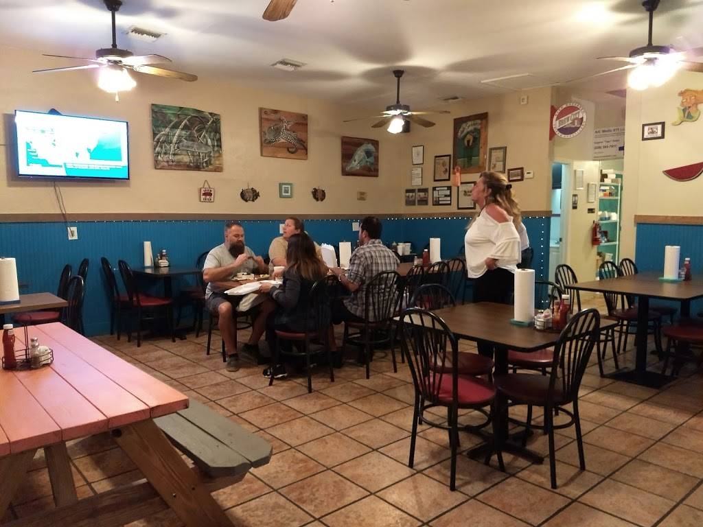 Saltwater Smokehouse | restaurant | 10251 Stringfellow Rd, St James City, FL 33956, USA | 2392828811 OR +1 239-282-8811