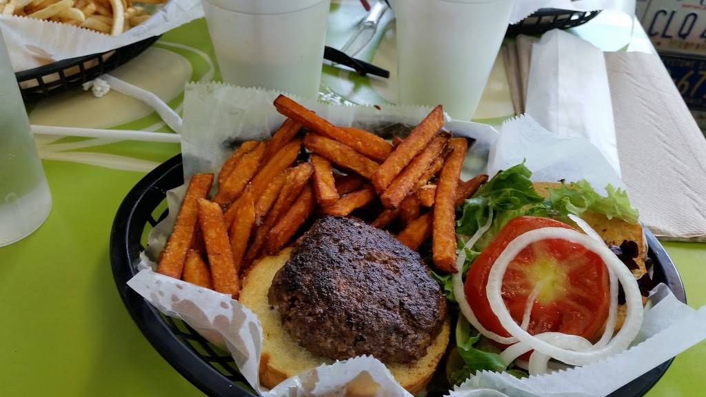 Lucky Dog Diner | restaurant | 602 S Tamiami Trail, Venice, FL 34229, USA | 9414834840 OR +1 941-483-4840