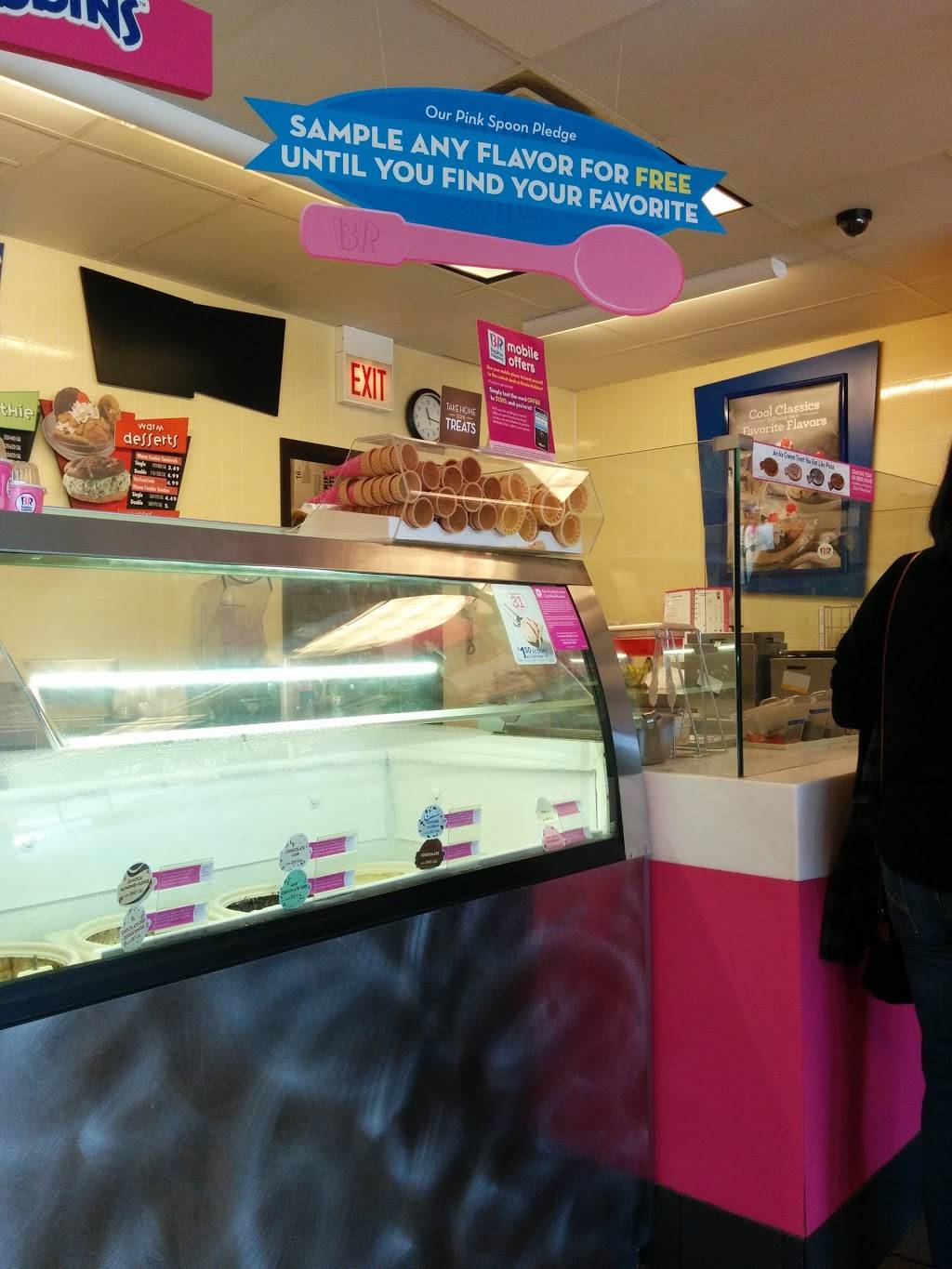 Dunkin Donuts | cafe | 3910 W Touhy Ave, Lincolnwood, IL 60712, USA | 8476773400 OR +1 847-677-3400