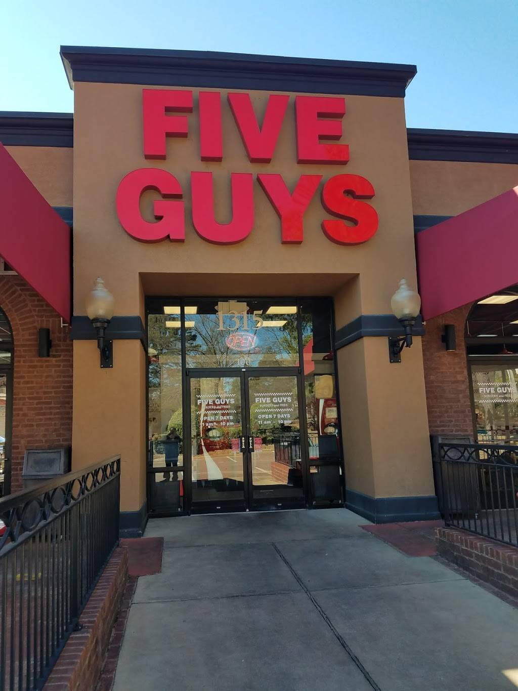 Five Guys | meal takeaway | 1315 Ridgeway Rd, Memphis, TN 38119, USA | 9016805386 OR +1 901-680-5386
