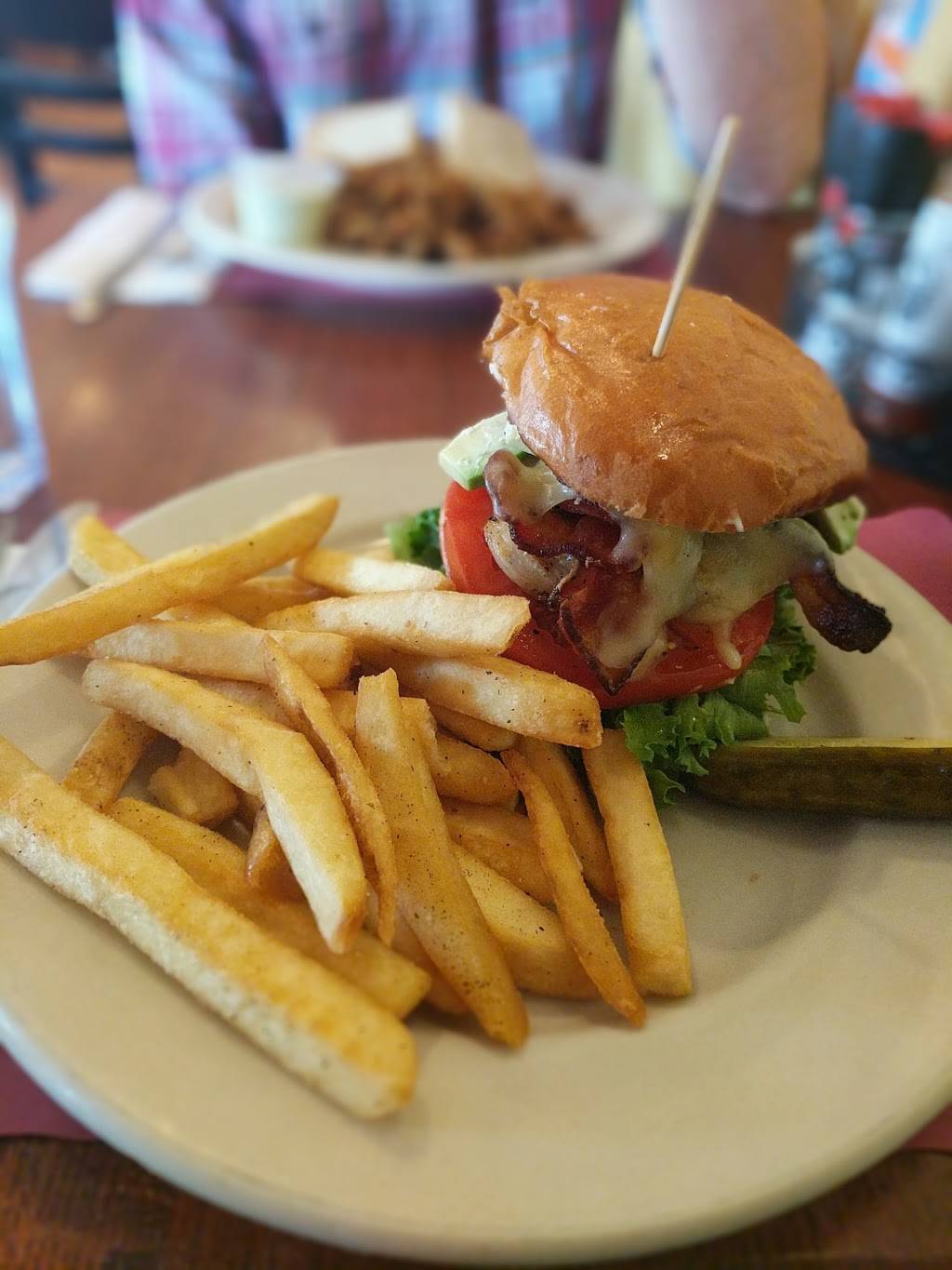 Duesenbergs American Cafe and Grill | restaurant | 10 Mellor Ave, Catonsville, MD 21228, USA | 4107477333 OR +1 410-747-7333