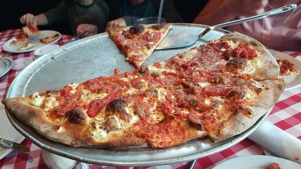 Grimaldis Pizzeria | restaurant | 20 Waterway Ave #100, The Woodlands, TX 77380, USA | 2814653500 OR +1 281-465-3500