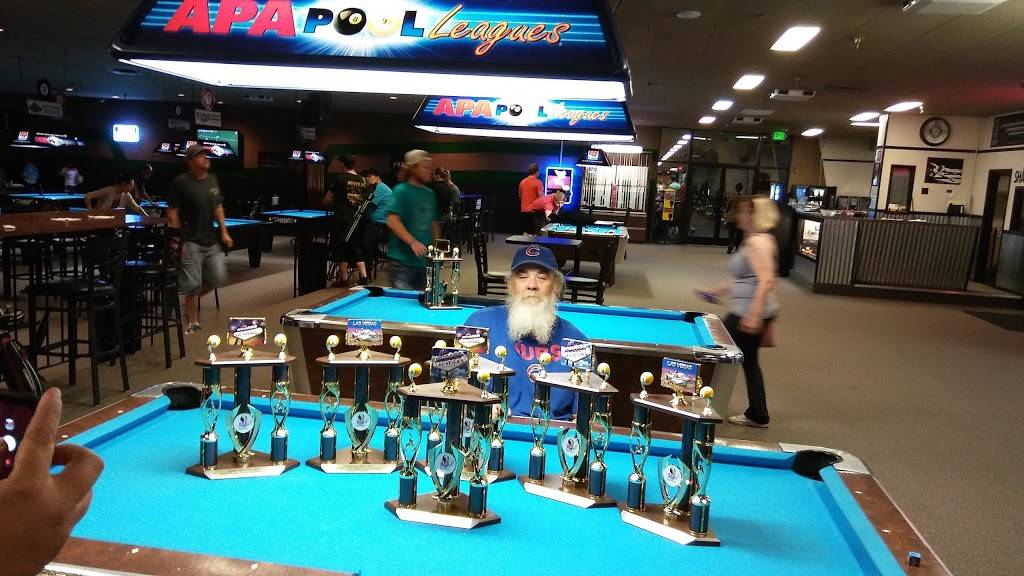 Sharkys Bar & Grill | restaurant | 2902 E Kimberly Rd, Davenport, IA 52807, USA | 5633597225 OR +1 563-359-7225