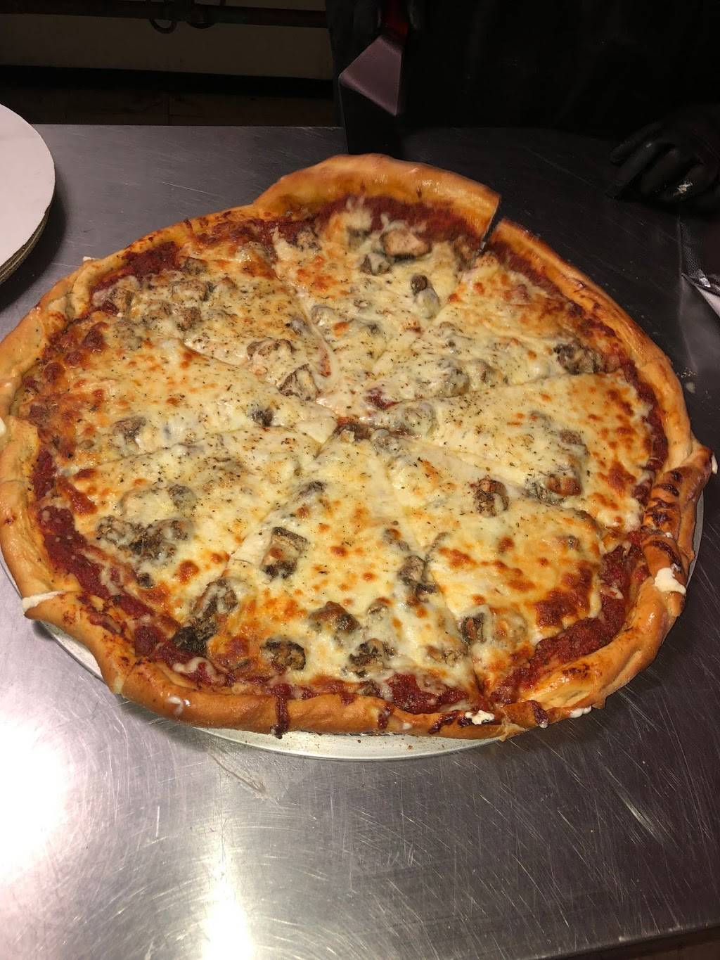 Bowens Pizza | restaurant | 219 E 47th St, Chicago, IL 60653, USA | 7732684548 OR +1 773-268-4548