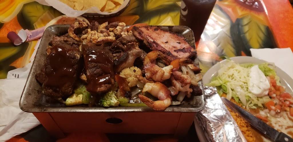 Chihuahuas Mexican Restaurant & Cantina | restaurant | 101 N Lincoln Dr, Troy, MO 63379, USA | 6364622951 OR +1 636-462-2951