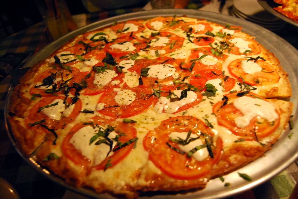 Leonas Pizzeria & Restaurant | restaurant | 3877 N Elston Ave, Chicago, IL 60618, USA | 7732677287 OR +1 773-267-7287