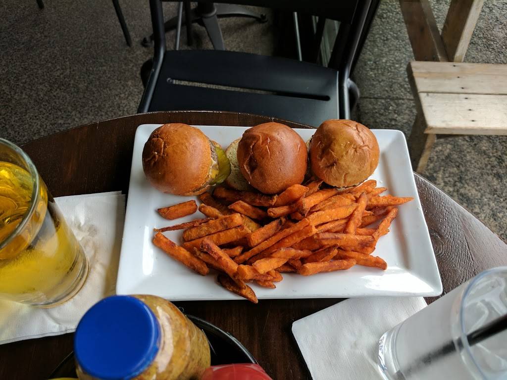 Deuces and The Diamond Club | restaurant | 3505 N Clark St, Chicago, IL 60657, USA | 7736445554 OR +1 773-644-5554