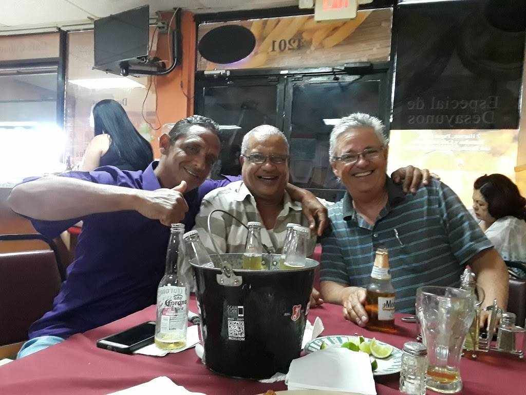 Lucys Cafe | restaurant | 4201 W 16th Ave, Hialeah, FL 33012, USA | 3058285582 OR +1 305-828-5582