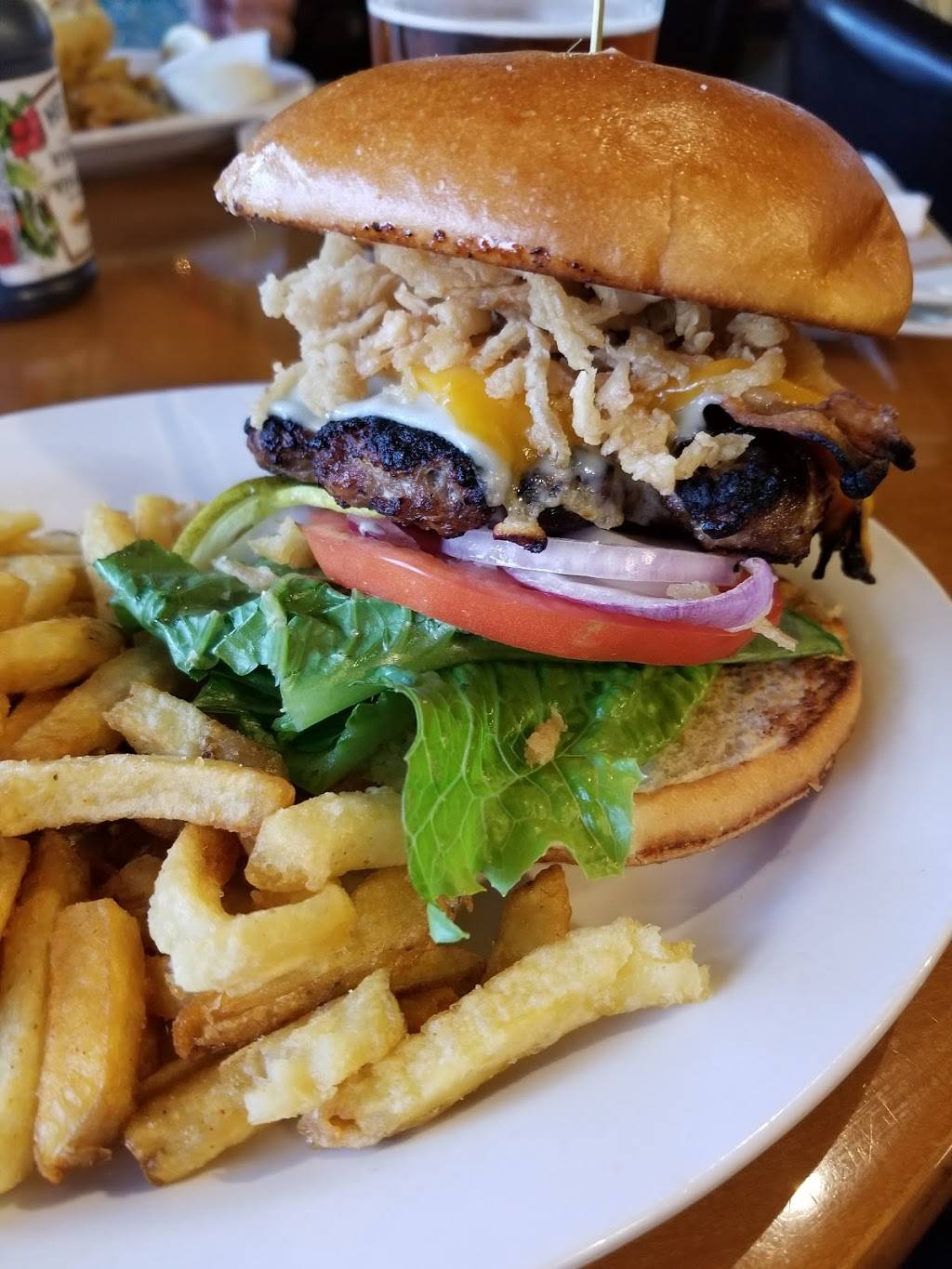 Pluckers | restaurant | 1010 Downsview Dr, Burlington, ON L7T 4H8, Canada | 2893379454 OR +1 289-337-9454