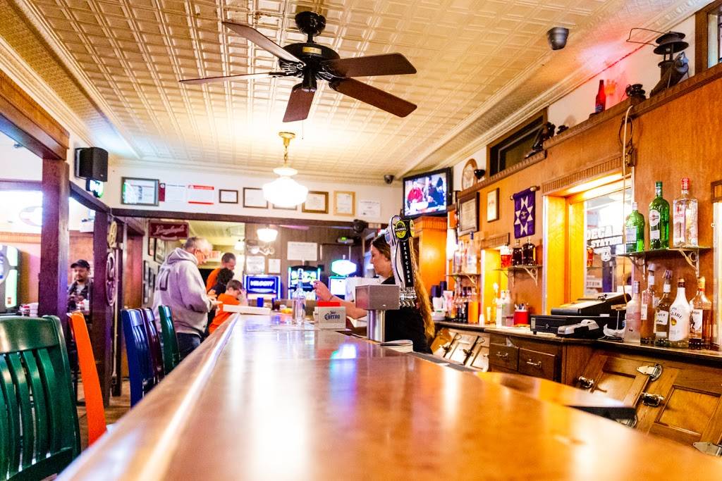 DeCamp Station | restaurant | 8767 IL-4, Staunton, IL 62088, USA | 6186372951 OR +1 618-637-2951