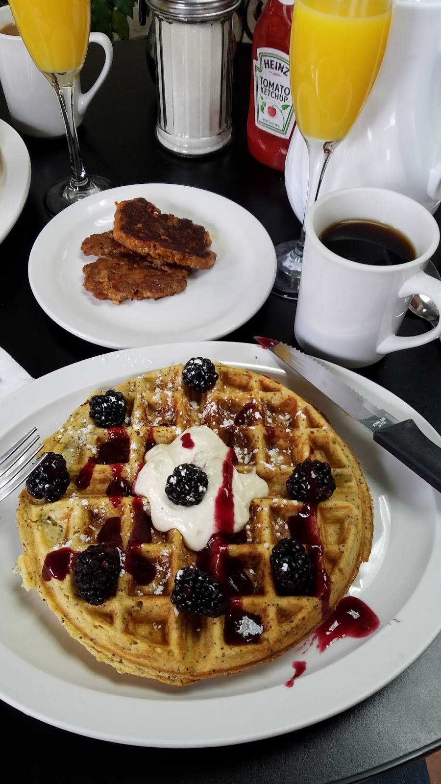 Cafe On Main | restaurant | 914 Main St, Pittsburgh, PA 15215, USA | 4127822248 OR +1 412-782-2248