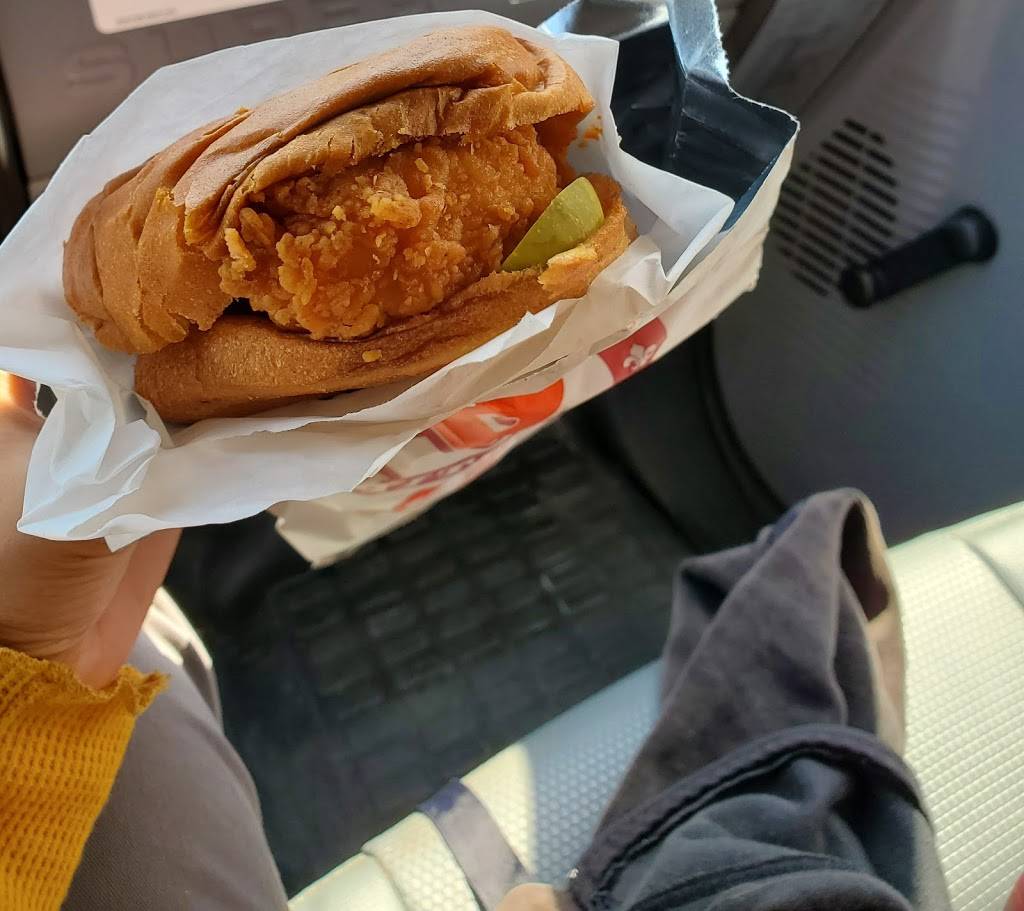 Popeyes Louisiana Kitchen | restaurant | 100 Chester Ave, Bakersfield, CA 93301, USA | 6618618422 OR +1 661-861-8422