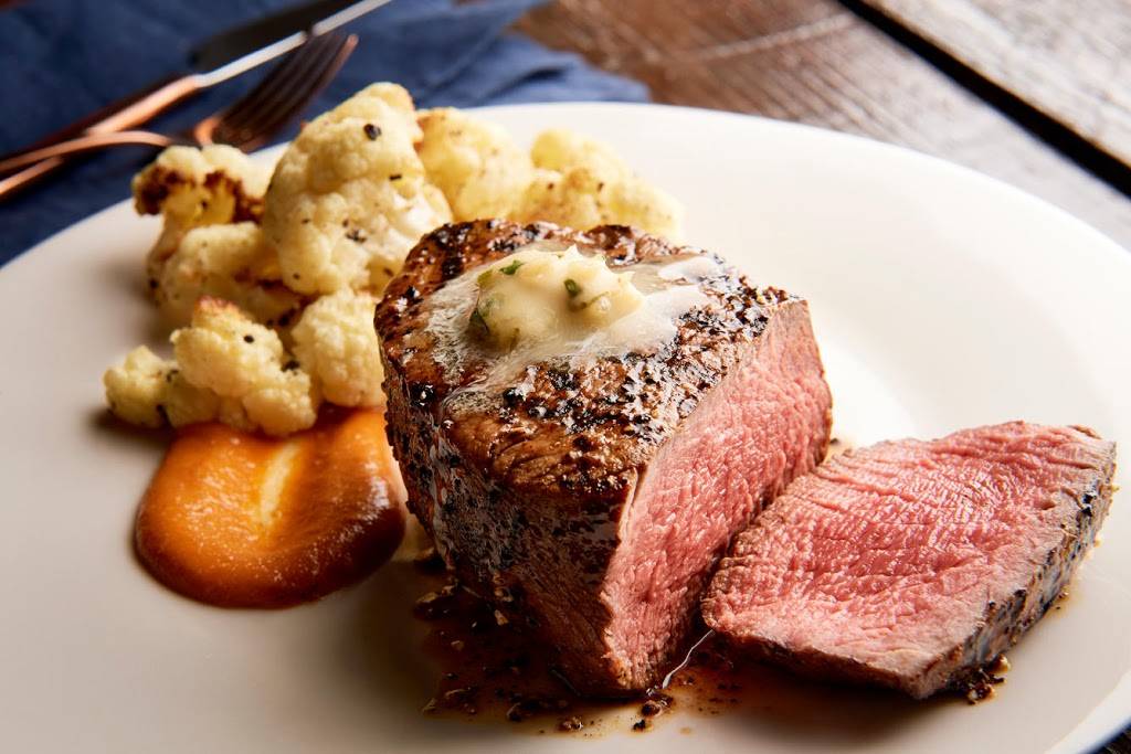 McCormick & Schmicks Seafood & Steaks | restaurant | 1 S Broad St, Philadelphia, PA 19107, USA | 2155686888 OR +1 215-568-6888