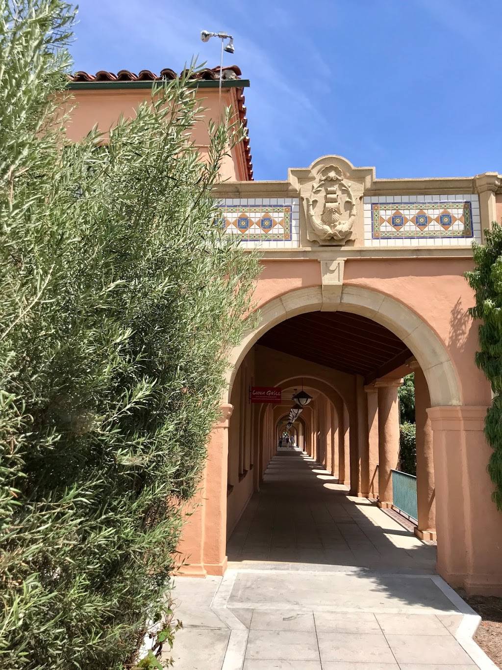 Luna Grill | restaurant | 2400 Historic Decatur Rd #100, San Diego, CA 92106, USA | 6192245862 OR +1 619-224-5862