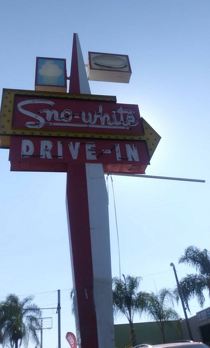Sno-White Drive-In | restaurant | 911 Paradise Rd, Modesto, CA 95351, USA | 2095232126 OR +1 209-523-2126