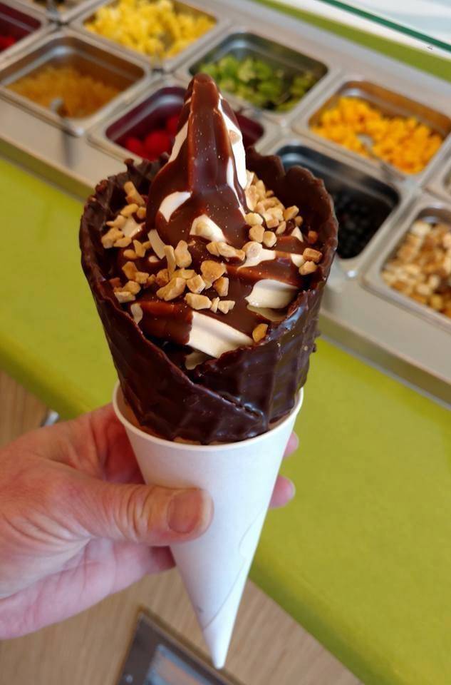 Menchies Frozen Yogurt | bakery | 10922 W National Ave, West Allis, WI 53227, USA | 4148827773 OR +1 414-882-7773