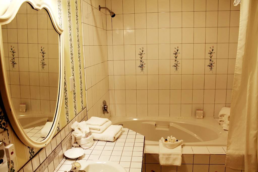 Auld Holland Inn - Whidbey Island Hotel | restaurant | 33575 WA-20, Oak Harbor, WA 98277, USA | 3606752288 OR +1 360-675-2288