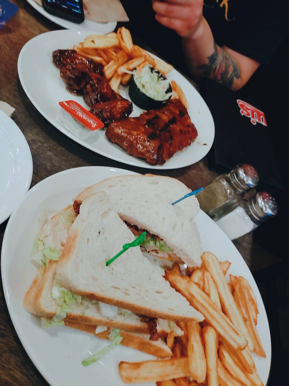 St. Louis Bar & Grill | restaurant | 685 University Ave Building 1, Orillia, ON L3V 8K8, Canada | 7052599464 OR +1 705-259-9464