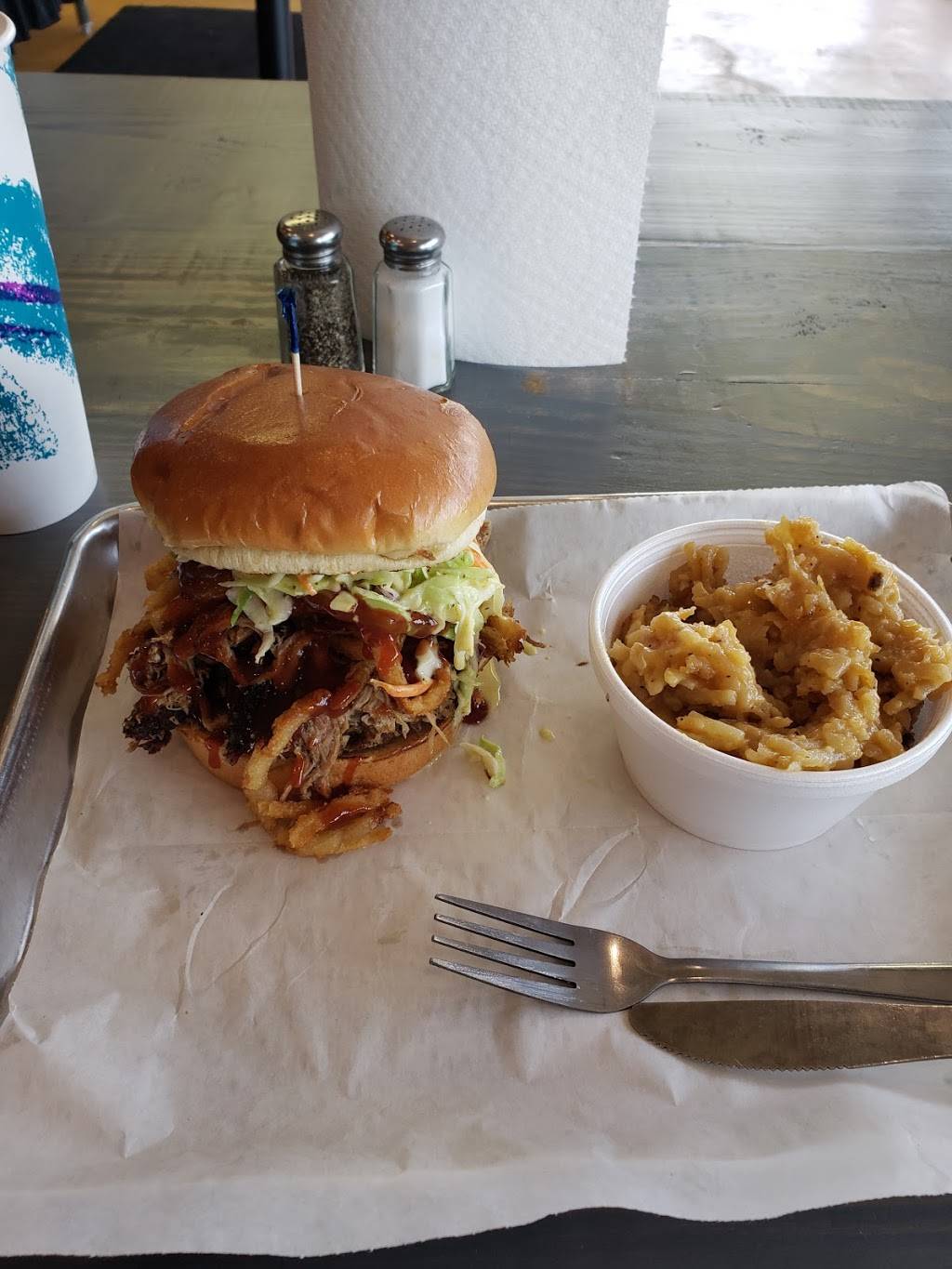 Honeybadger Grill | restaurant | 10 Oakley Plaza, Troy, MO 63379, USA | 6367752888 OR +1 636-775-2888